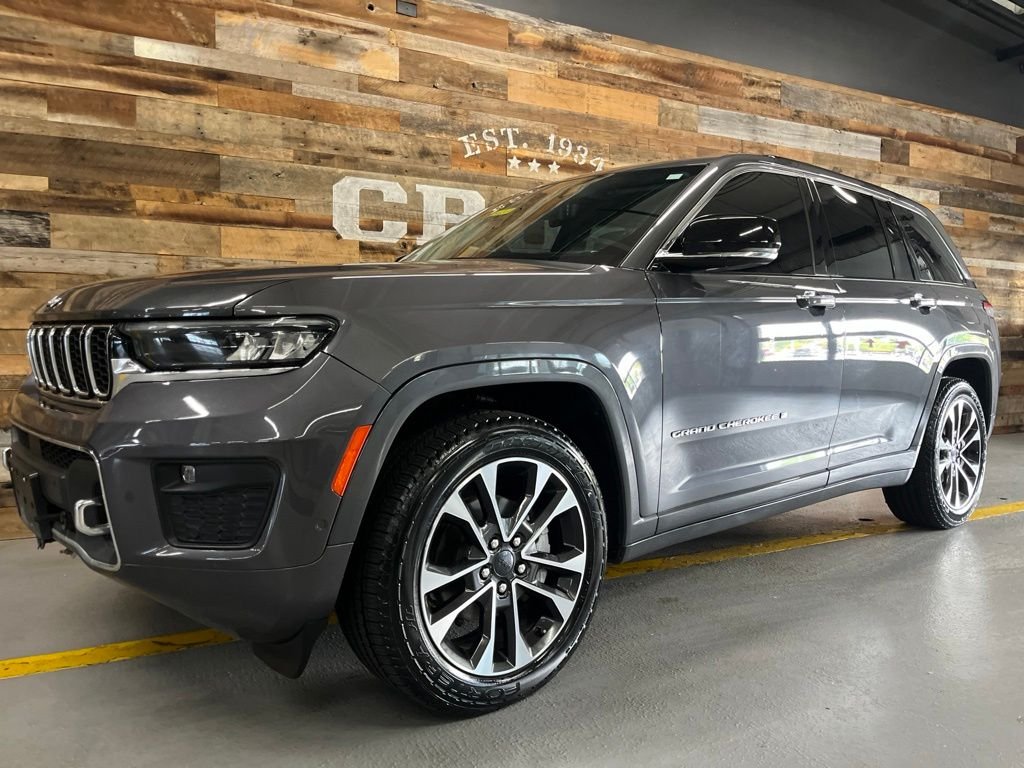 Used 2022 Gray Metallic Jeep Overland image 13