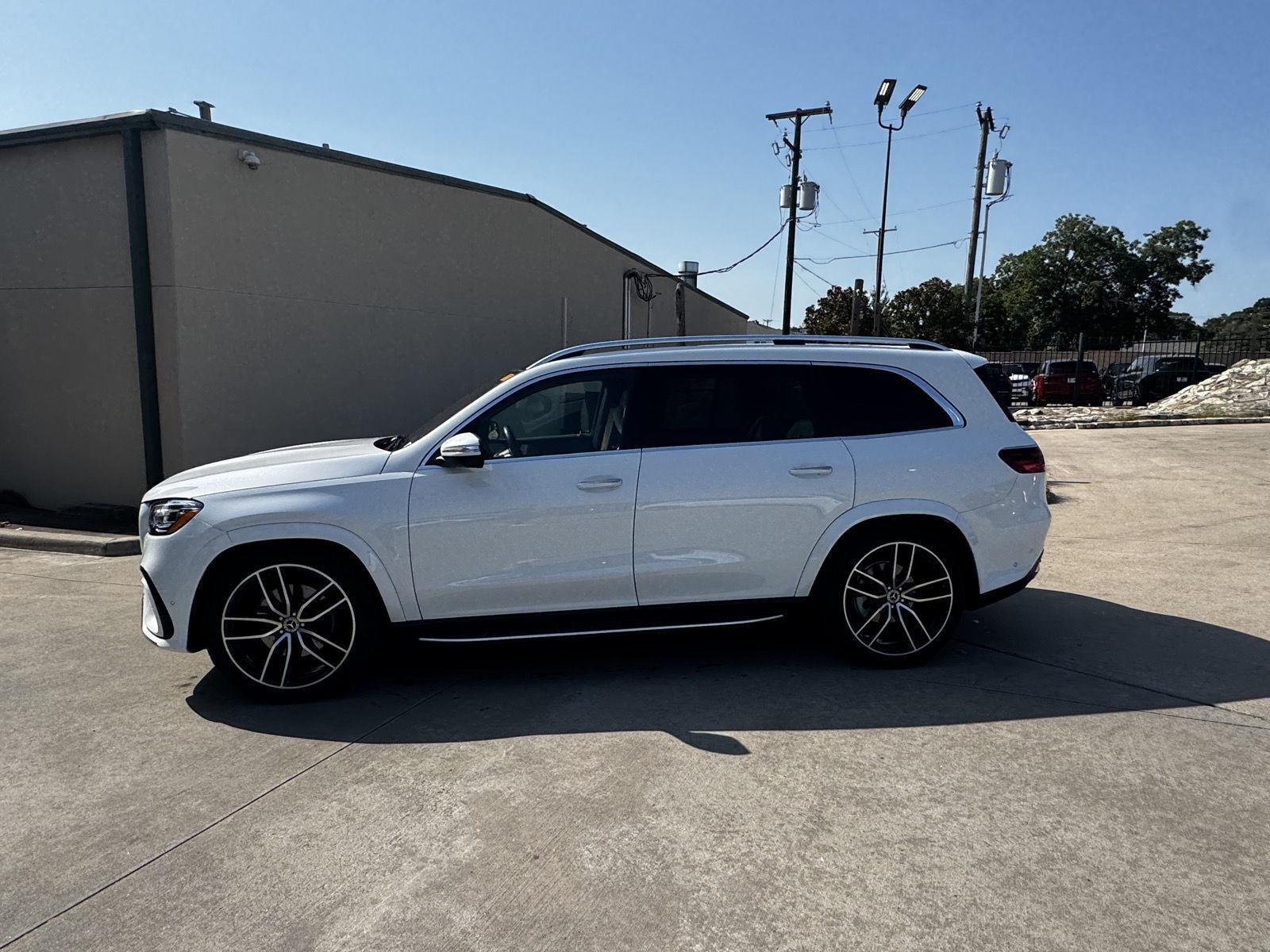 Used 2025 Moonlight White Metallic Mercedes-Benz GLS 450 4MATIC® image 3