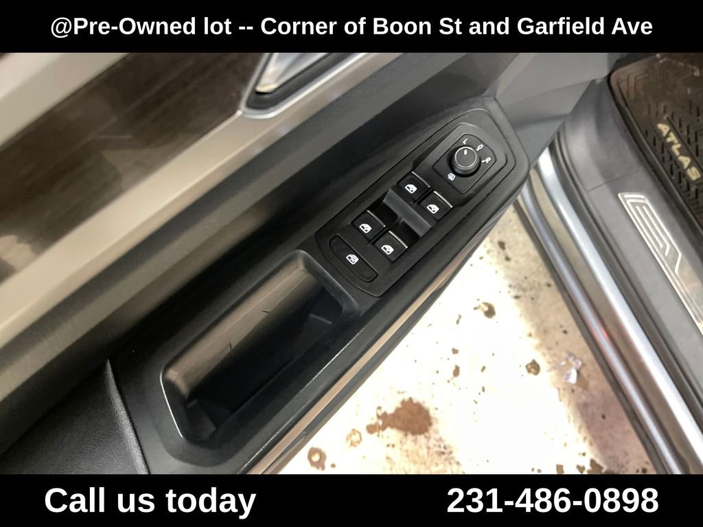 Used 2018 Gray Volkswagen SEL image 16