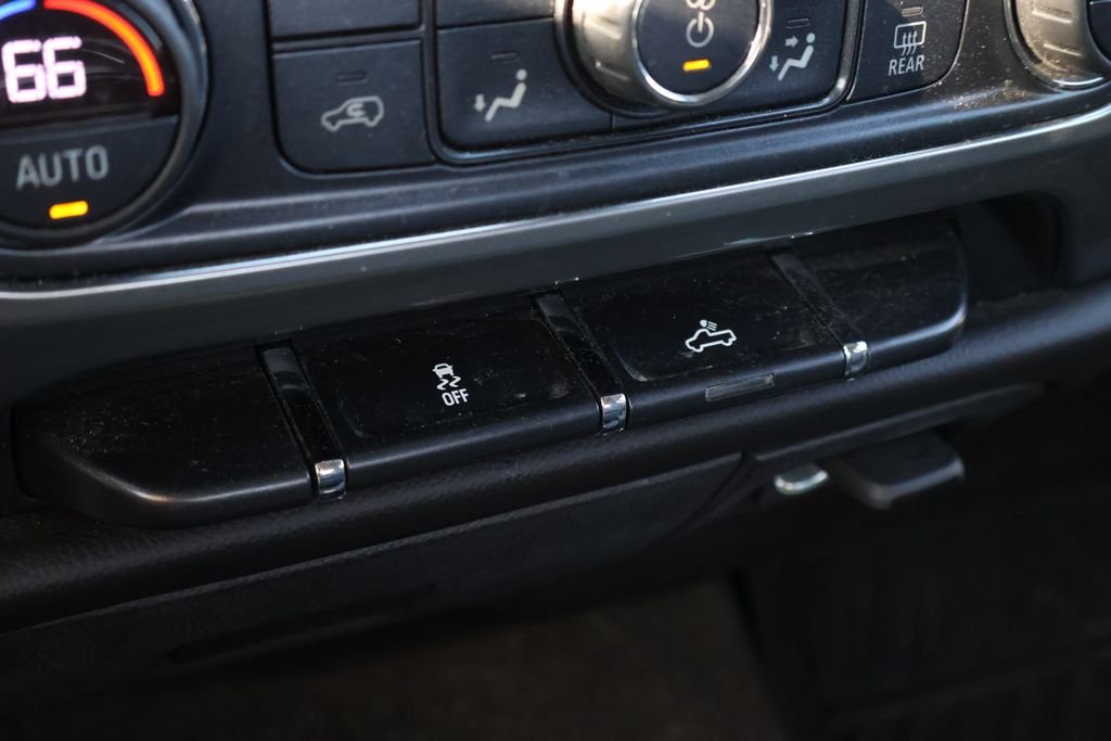 Used 2018 GRAPHITE METALLIC Chevrolet LT image 27