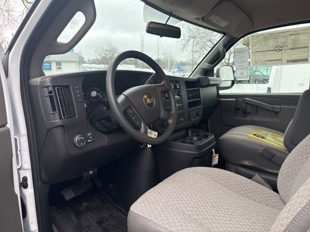 New 2025 Summit White Chevrolet 1WT image 17