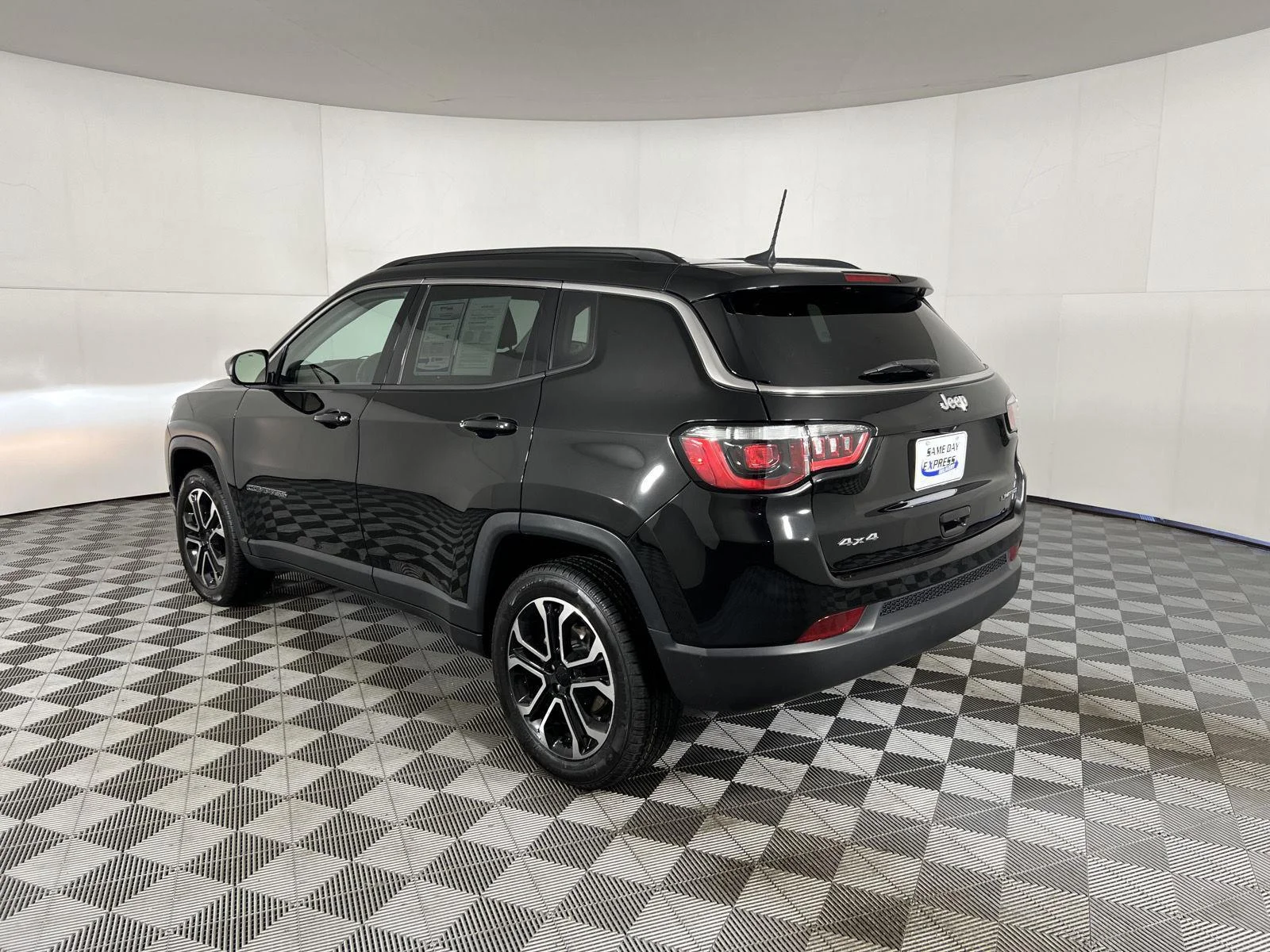 Used 2022 Diamond Black Crystal Pearlcoat Jeep Limited image 5