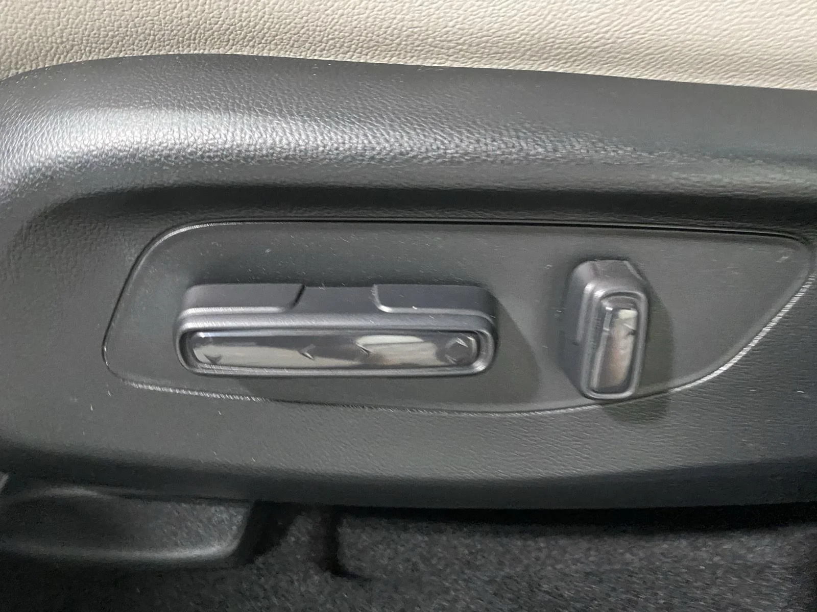 Used 2026 Solar Silver Metallic Honda EX-L image 18