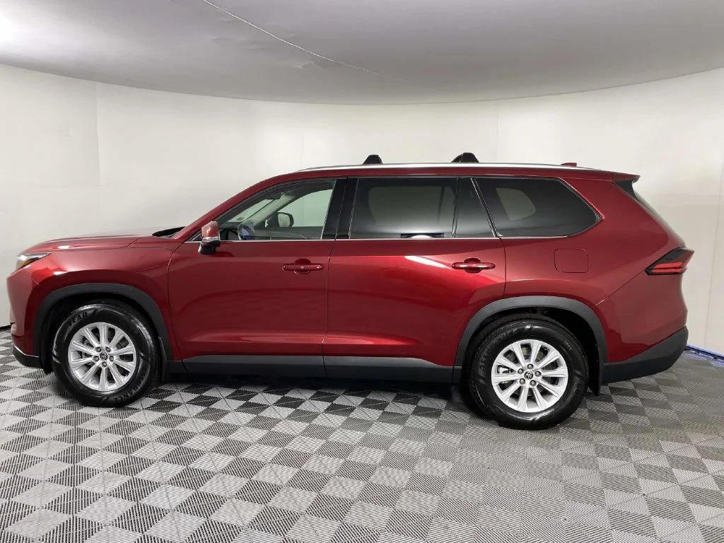 Used 2025 Ruby Flare Pearl Toyota XLE image 5