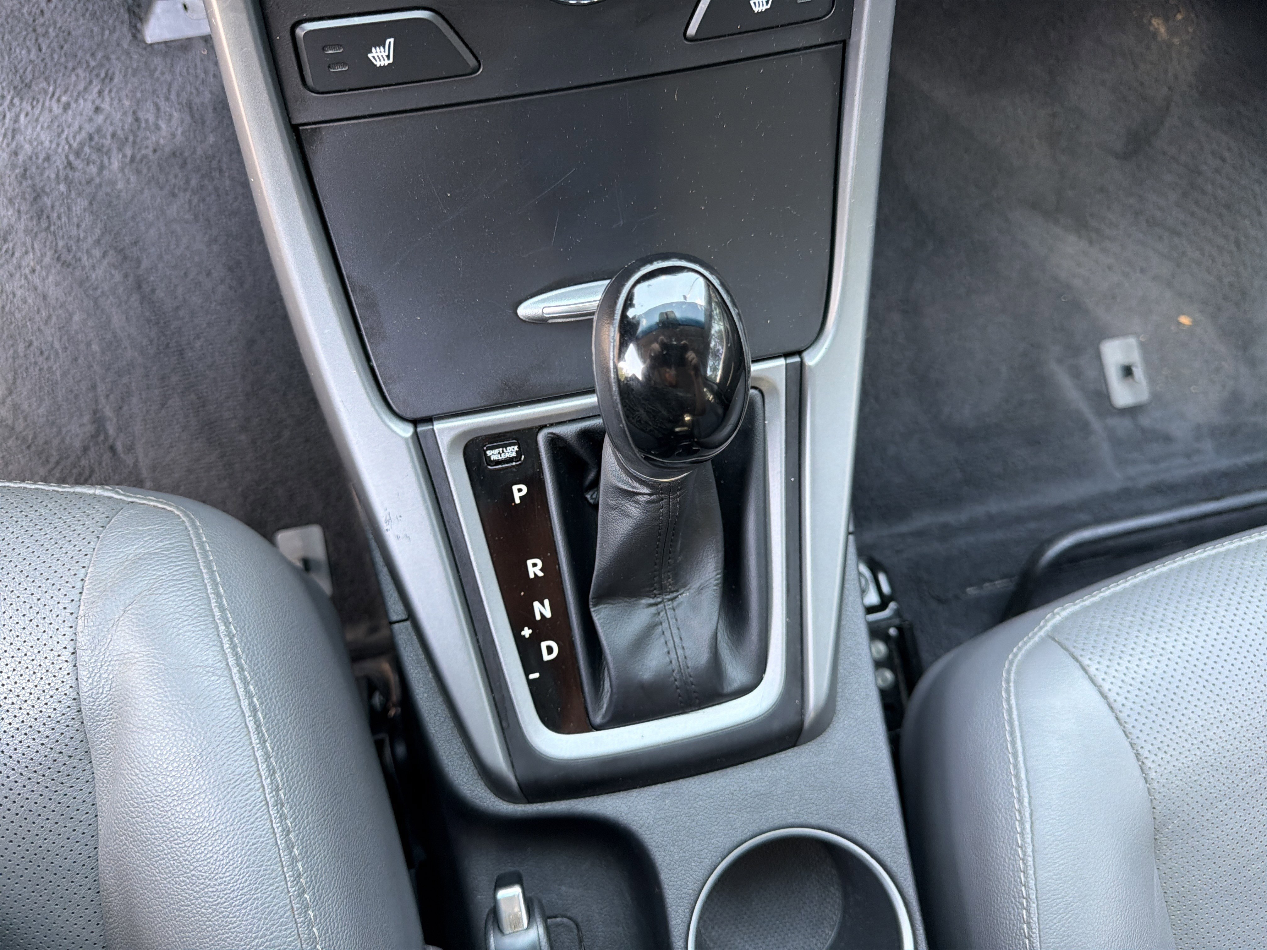 Used 2014 Titanium Gray Metallic Hyundai Limited image 35