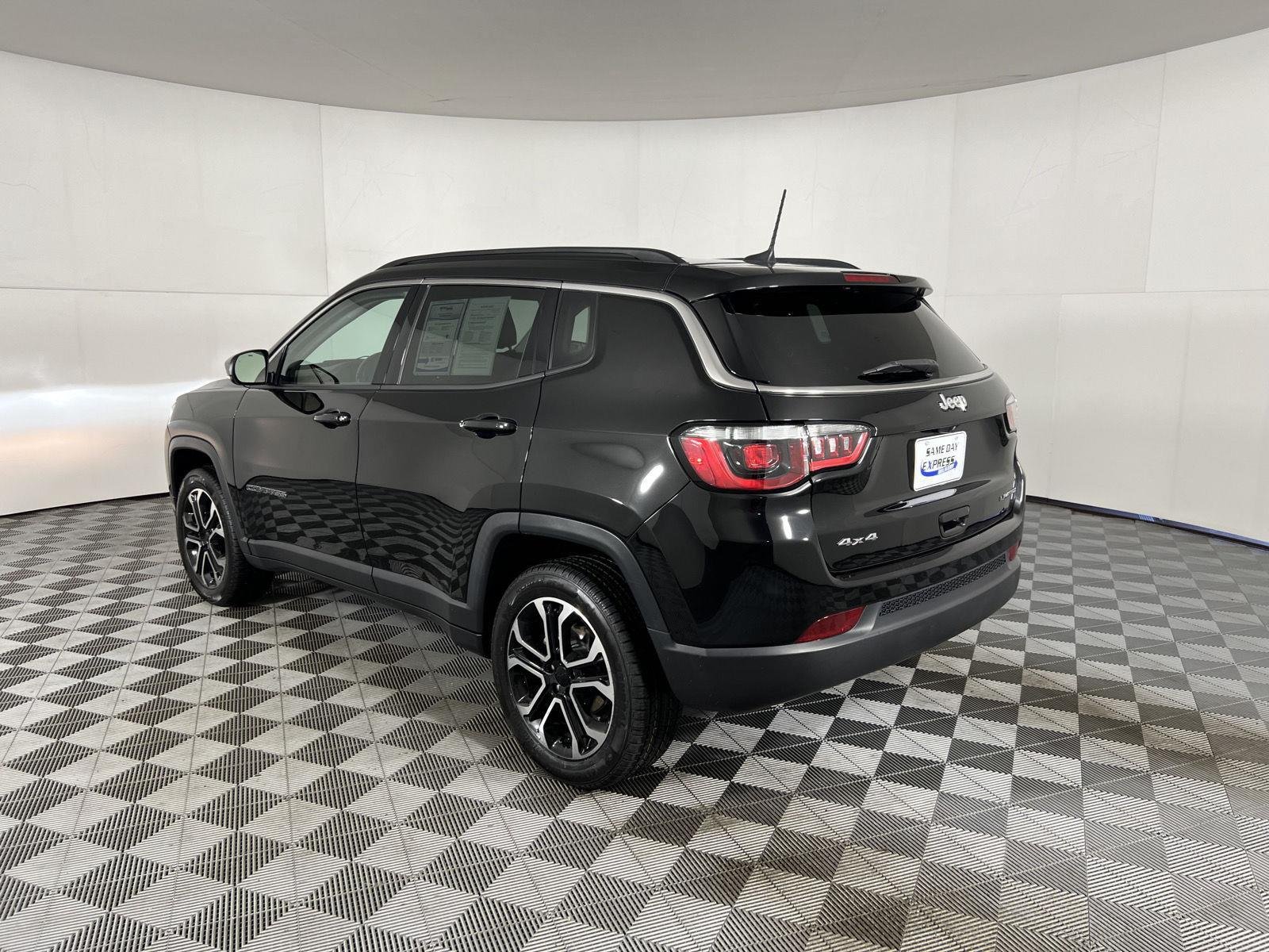 Used 2022 Diamond Black Crystal Pearlcoat Jeep Limited image 5