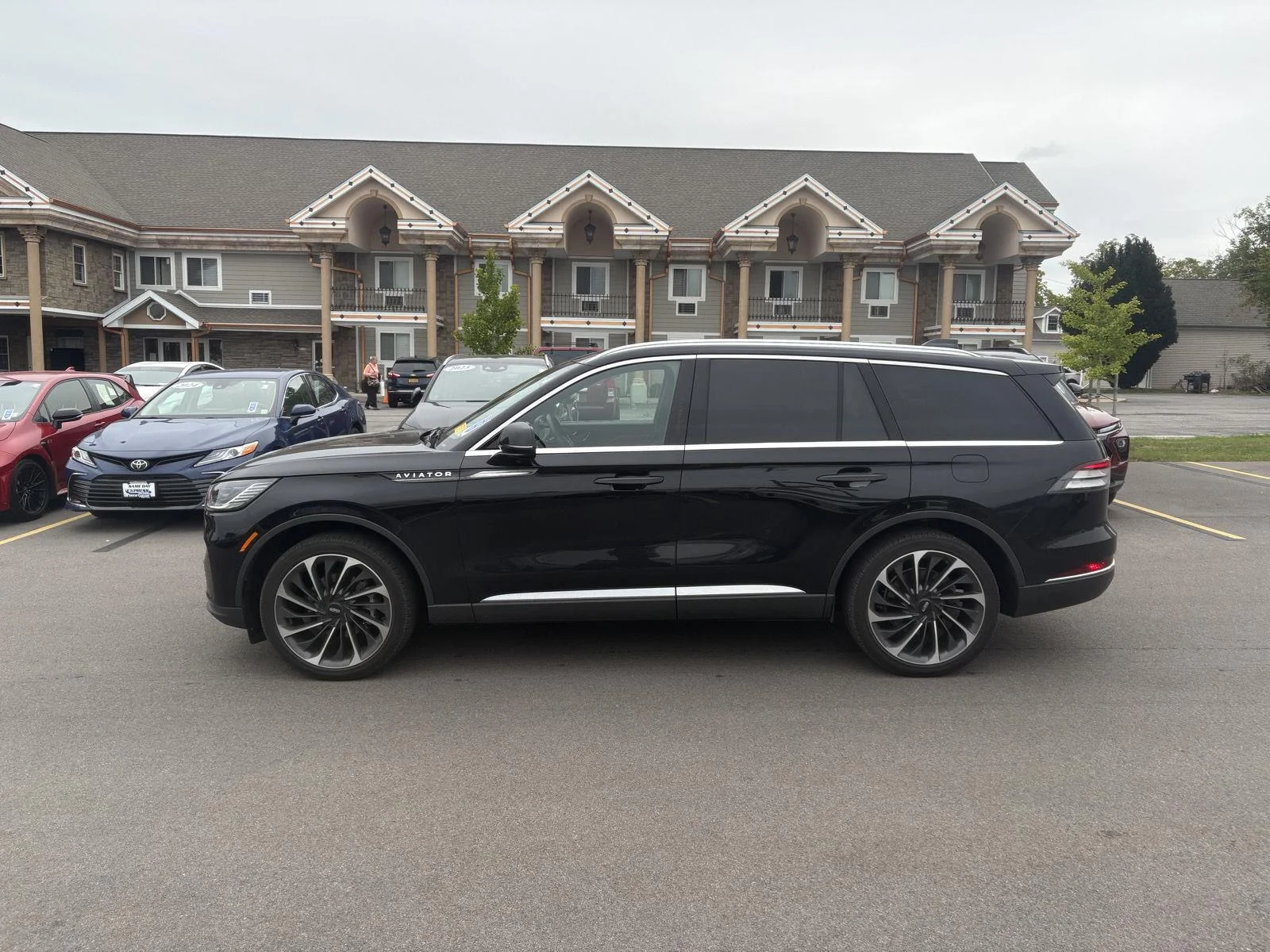 Used 2025 Infinite Black Metallic Clearcoat Lincoln Reserve image 4