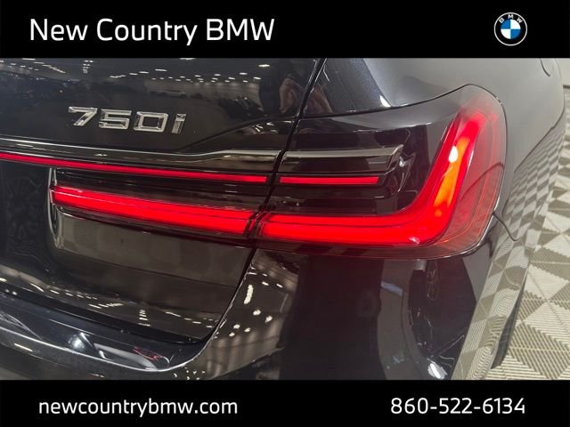 Used 2022 Black Sapphire Metallic BMW 750i xDrive image 32
