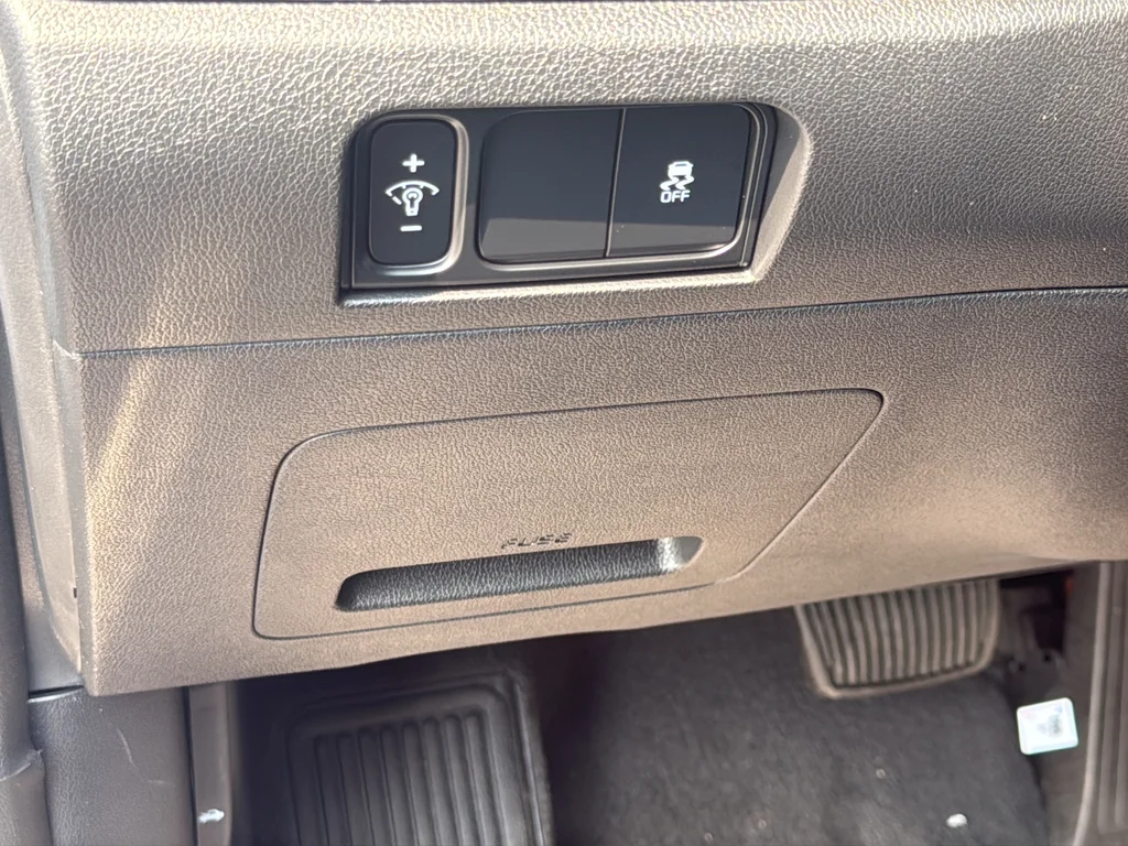 New 2026 Glacial White Pearl Kia LX image 28