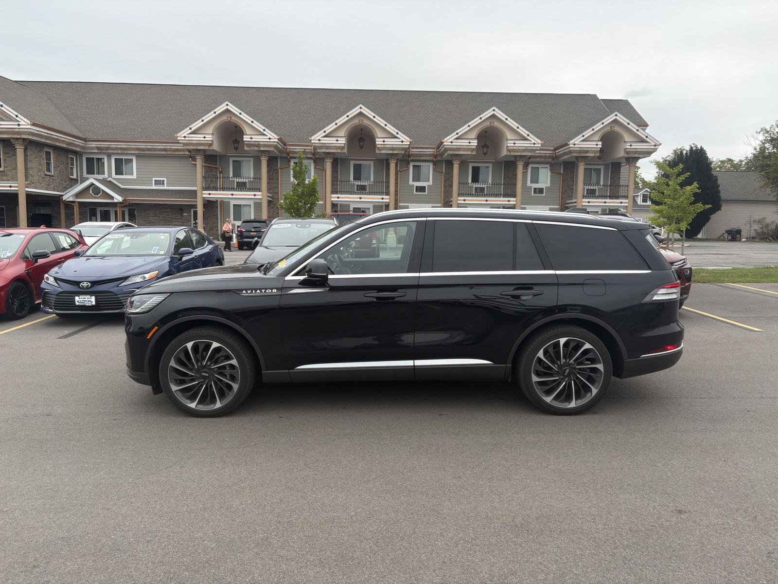 Used 2025 Infinite Black Metallic Clearcoat Lincoln Reserve image 4