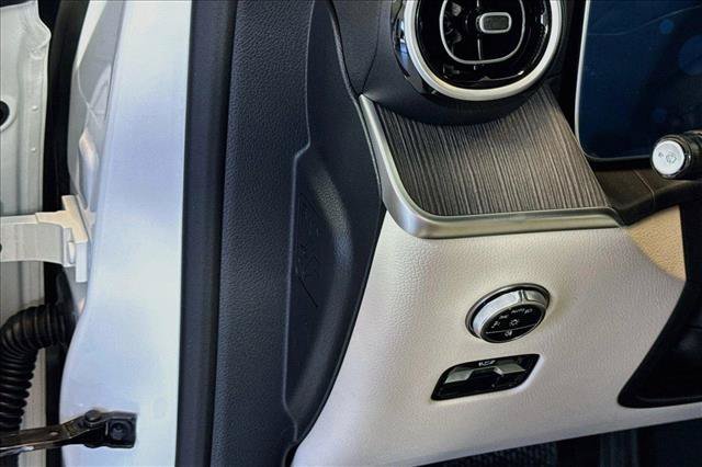 New 2026 Polar White Mercedes-Benz GLC 300 image 39