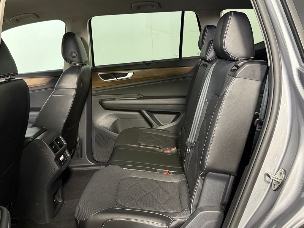 Used 2024 Silver Volkswagen 2.0T SE w/Technology image 19