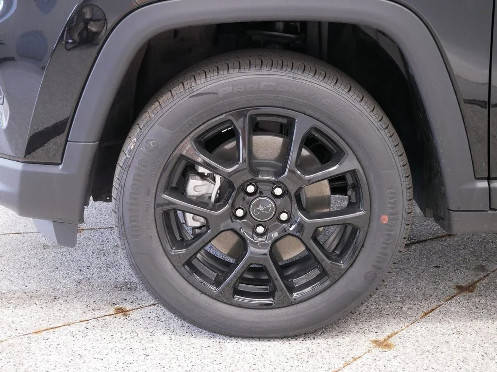 New 2026 Diamond Black Crystal Pearlcoat Jeep Latitude image 11