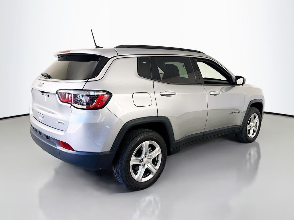 Used 2023 Billet Silver Metallic Clearcoat Jeep Latitude image 11
