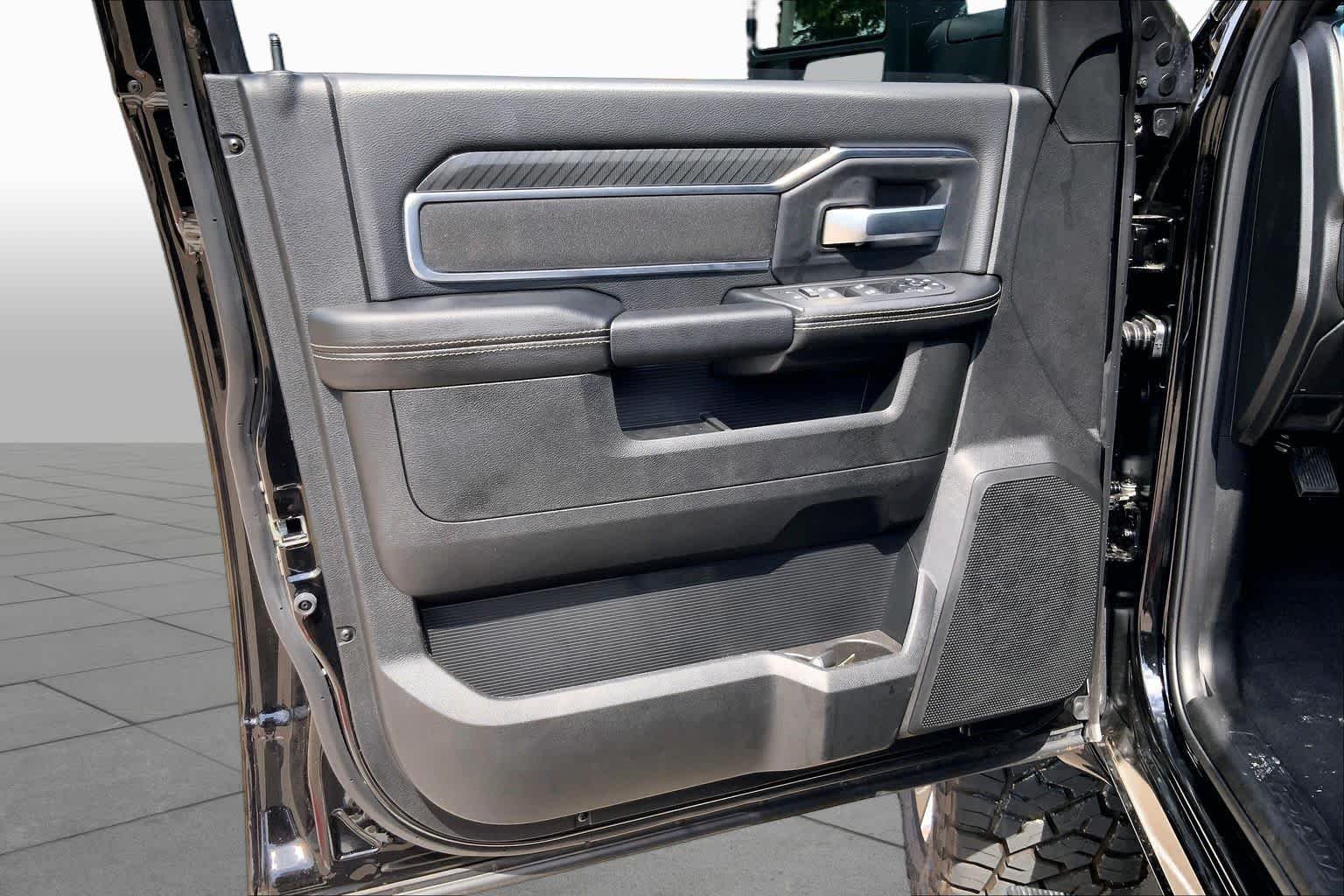 New 2026 Diamond Black Crystal Pearl-Coat Exterior Paint RAM Big Horn image 8