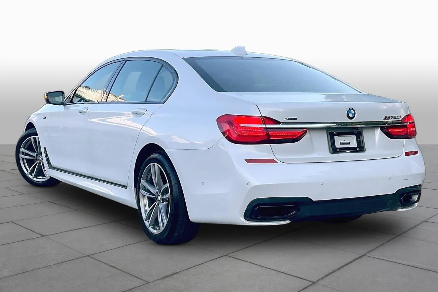 Used 2019 Mineral White Metallic BMW 750i xDrive image 11