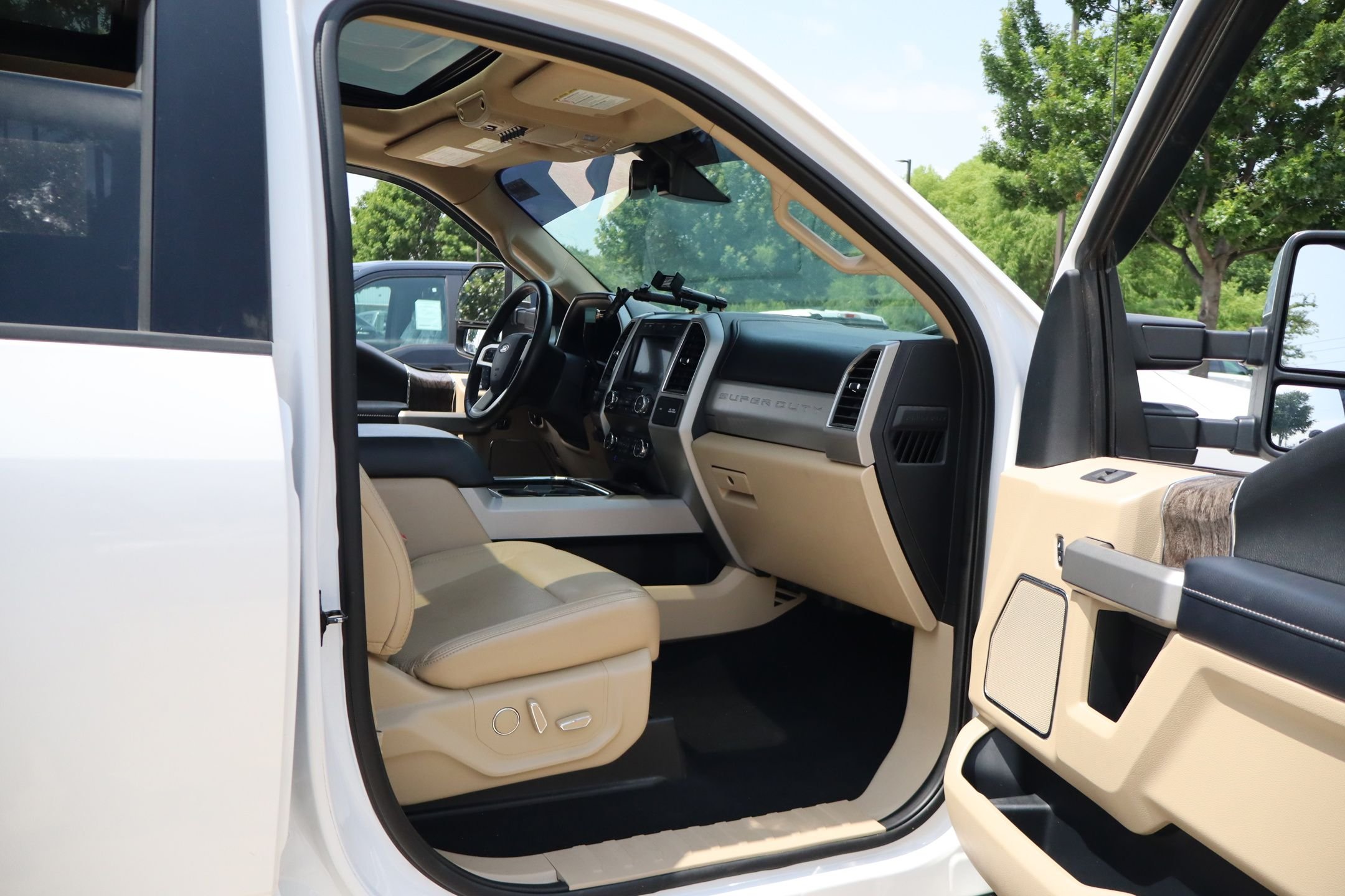 Used 2019 White Platinum Clearcoat Metallic Ford Lariat image 30
