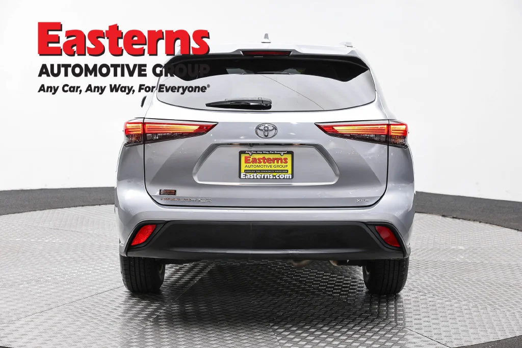 Used 2021 Silver Toyota XLE image 8