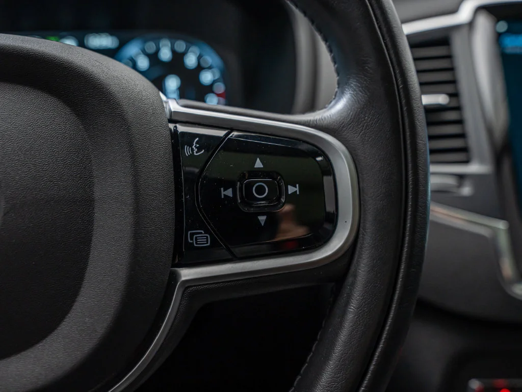 Used 2020 Onyx Black Metallic Volvo T6 Momentum image 30