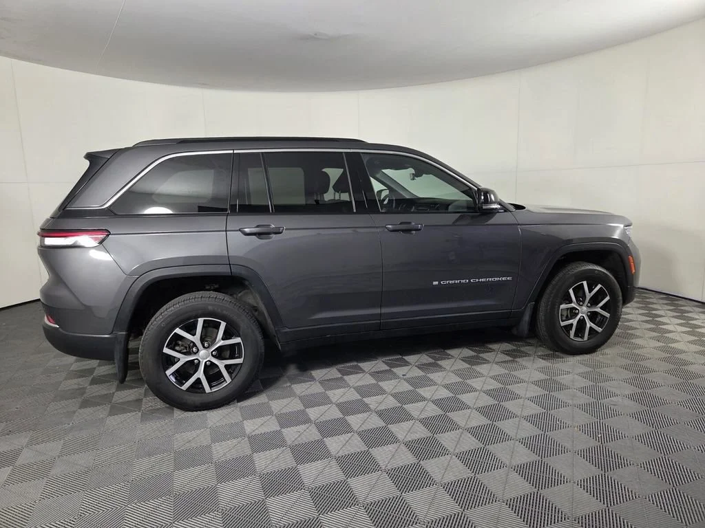 Used 2025 Baltic Gray Metallic Clearcoat Jeep Limited image 7