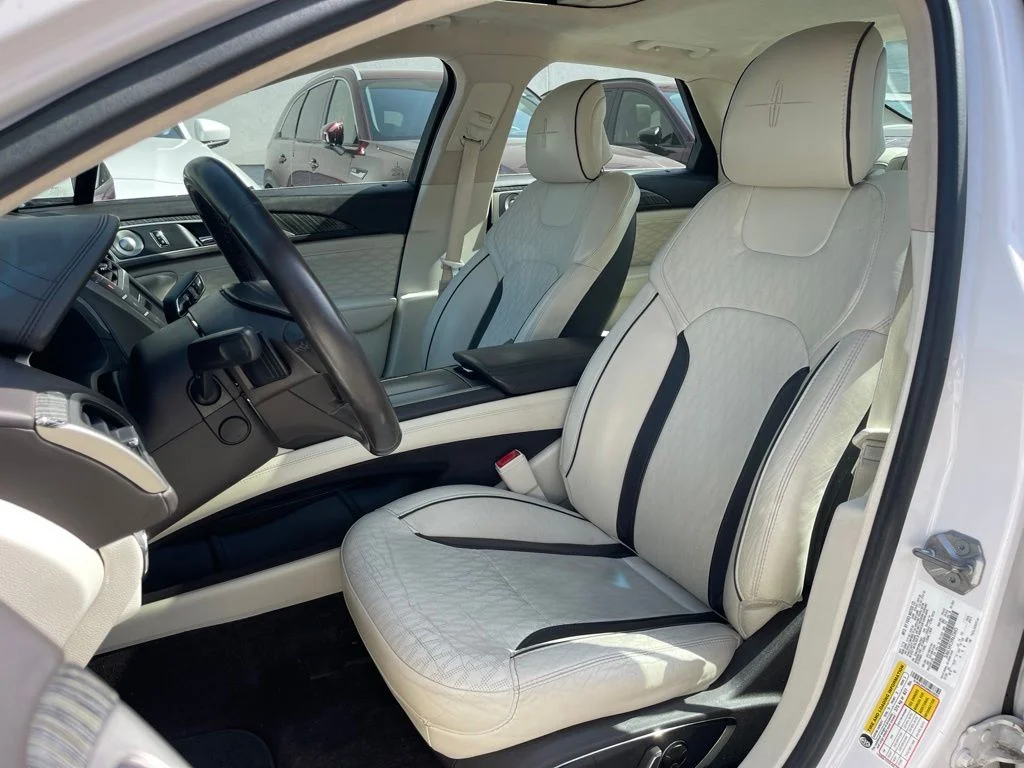 Used 2017 White Platinum Metallic Tri-Coat Lincoln Black Label image 13