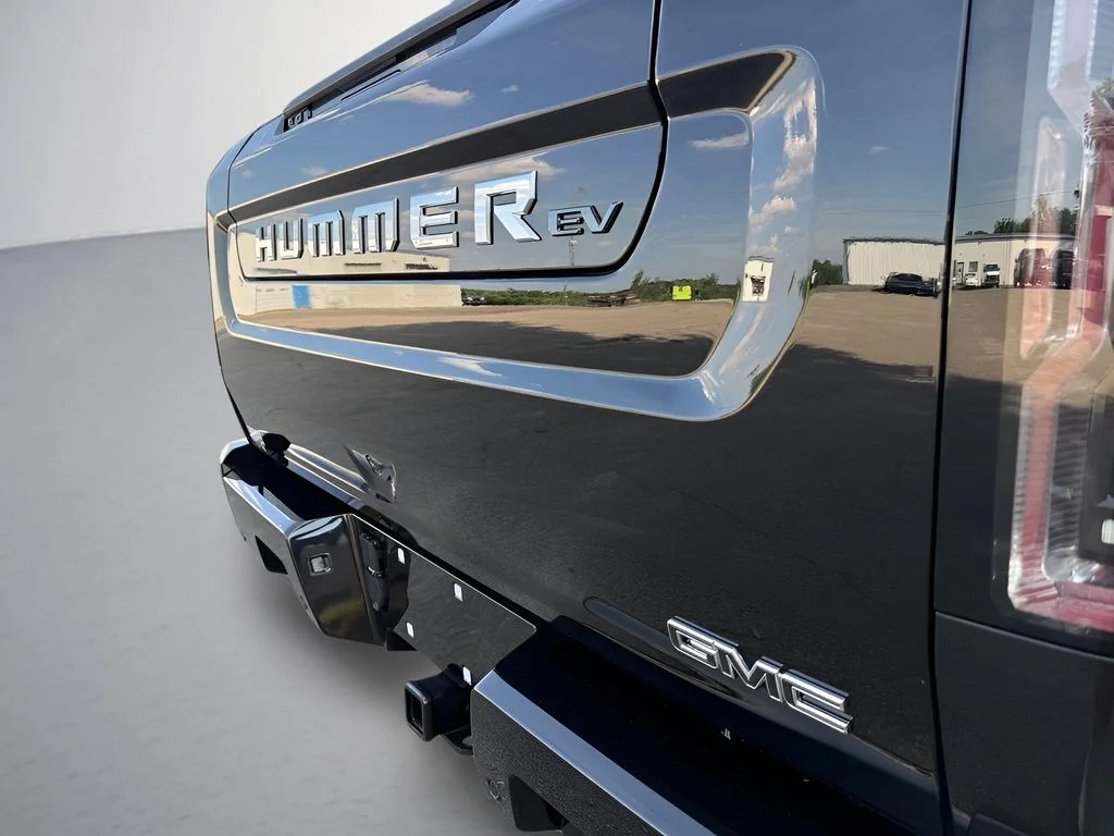 Used 2025 Black GMC 2X image 38