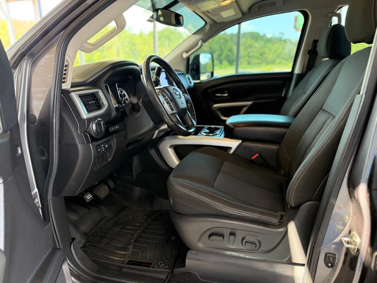 Used 2017 Gray Nissan SV 4x4 4dr Crew Cab image 21