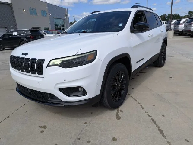 Used 2023 White Jeep Altitude image 5