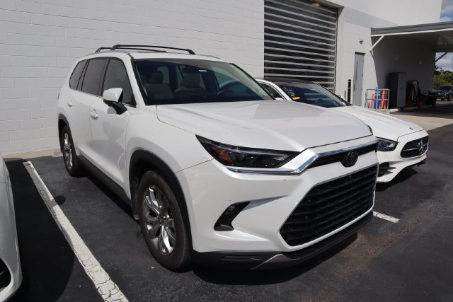 Used 2026 Wind Chill Pearl Toyota Limited image 3