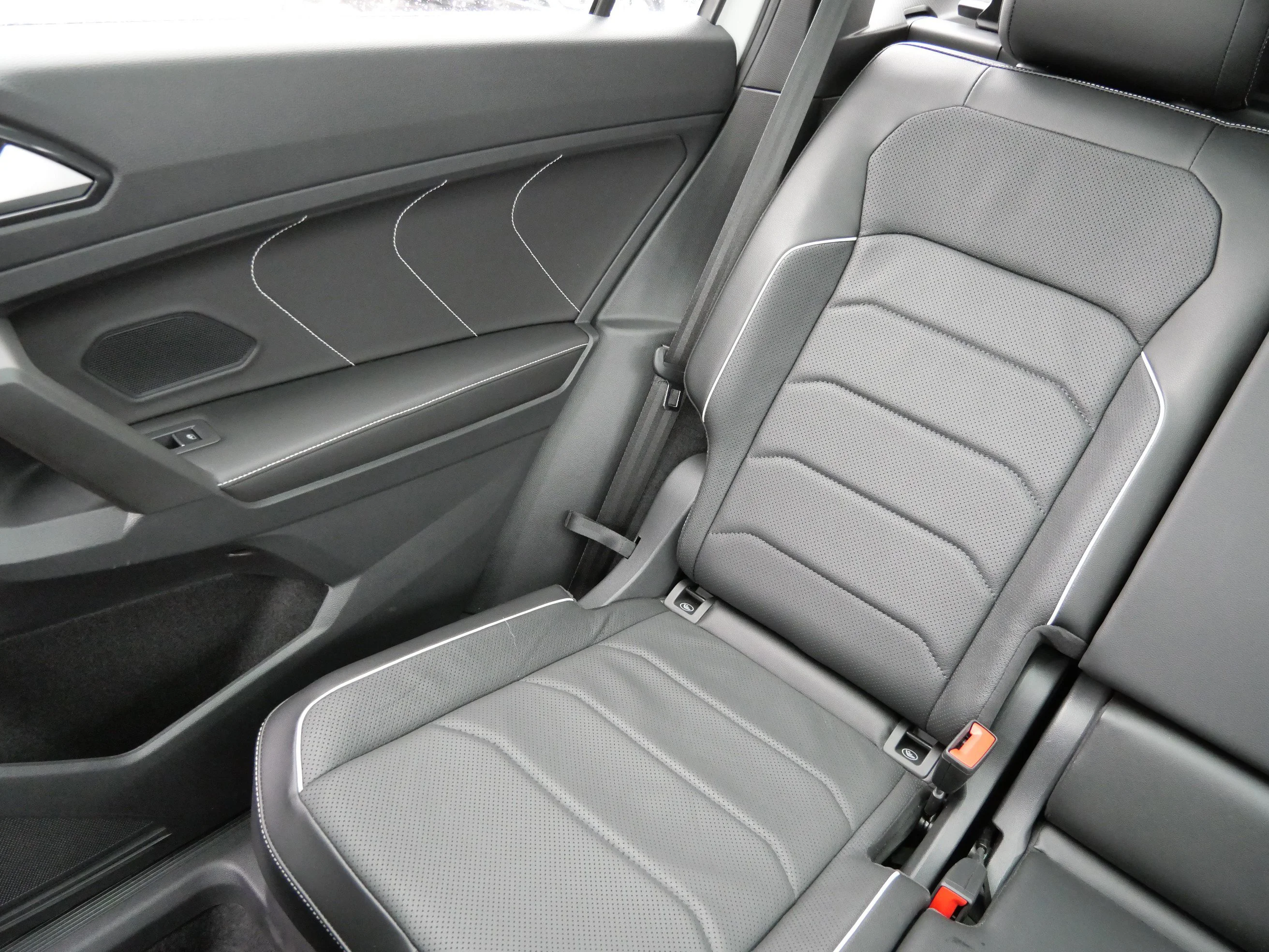 Used 2022 Oryx White Pearl Volkswagen SEL R-Line image 12