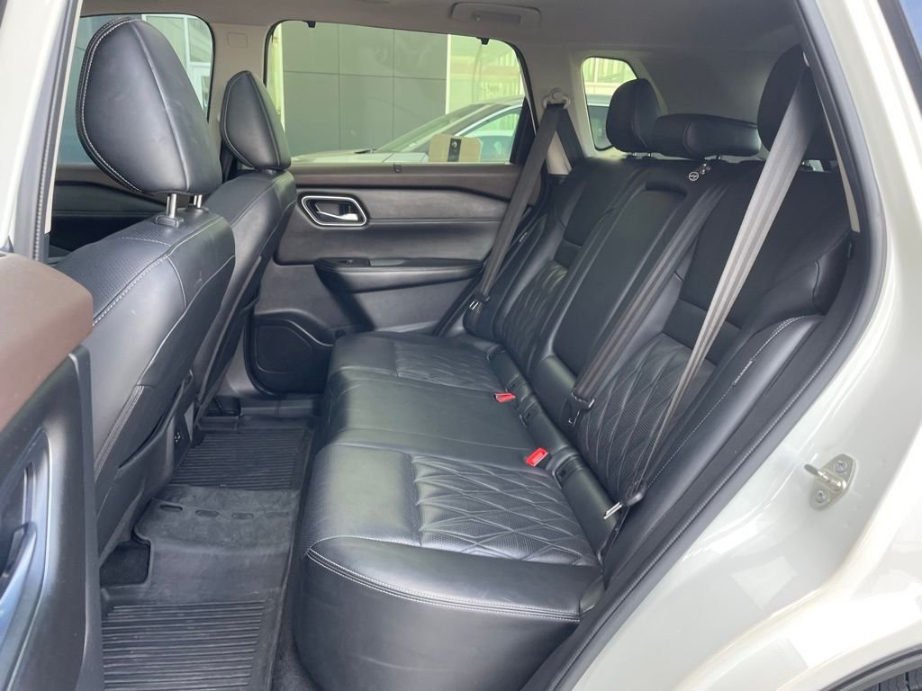 Used 2023 White Nissan Platinum image 18