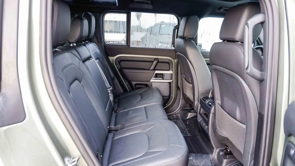 Used 2024  Land Rover S image 20