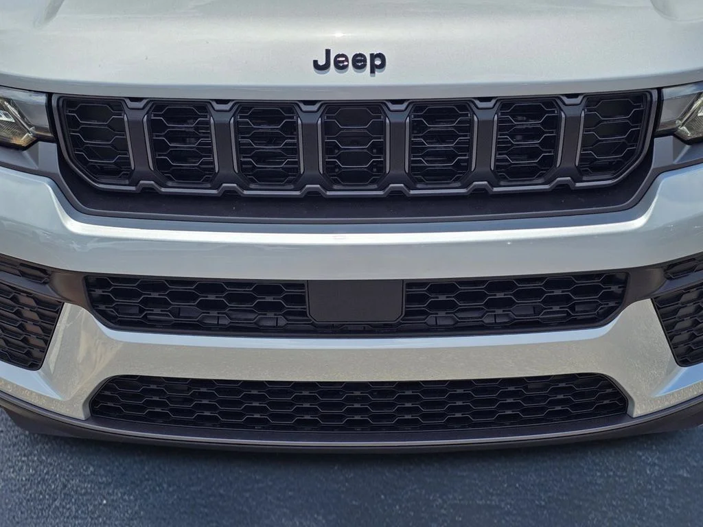New 2026 Silver Zynith Exterior Paint Jeep Altitude image 3