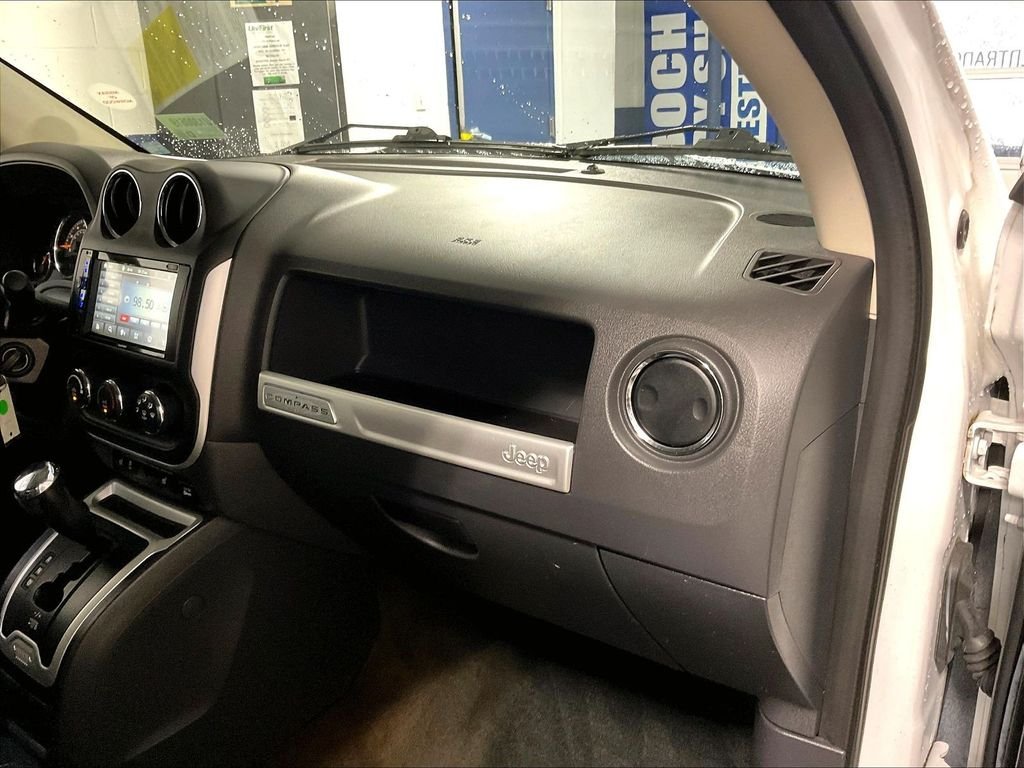 Used 2017 White Jeep Latitude image 12
