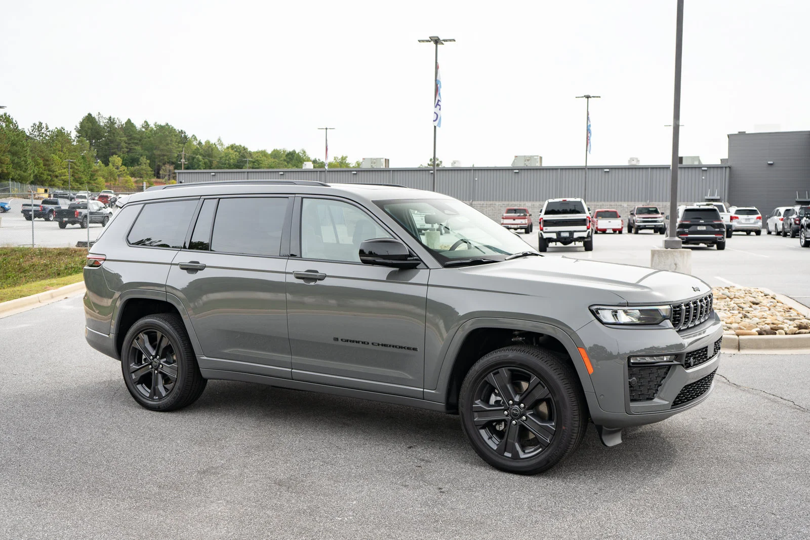 New 2027 Sting-Gray Clear-Coat Paint Jeep Limited Reserve image 12