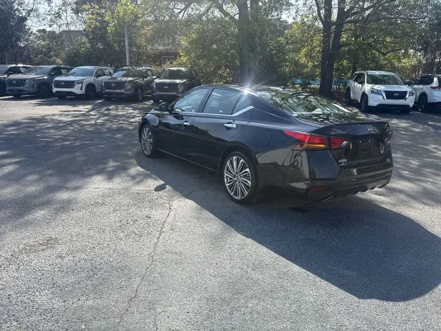Used 2025 Black Nissan 2.5 SL image 7
