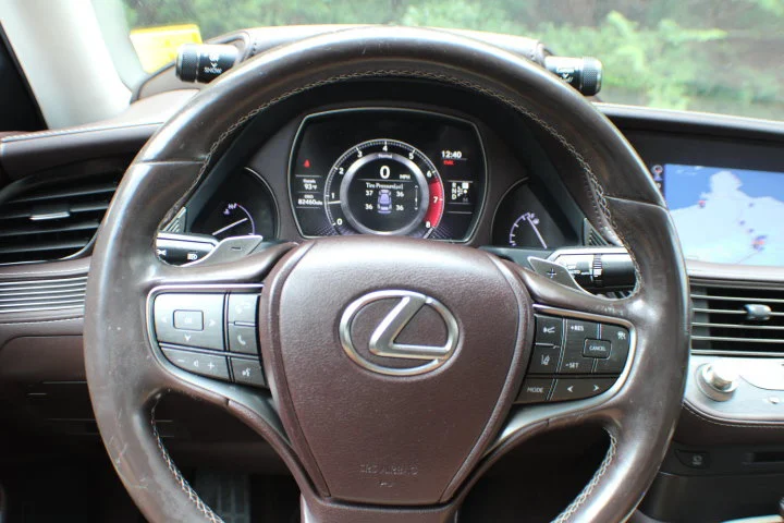 Used 2018  Lexus  image 9
