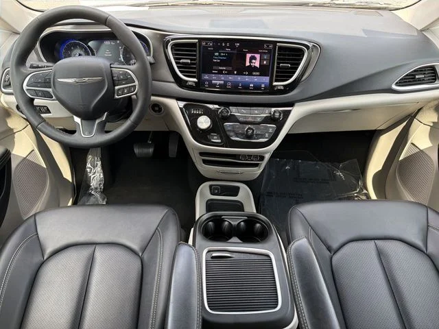 Used 2024 White Chrysler Touring L image 17