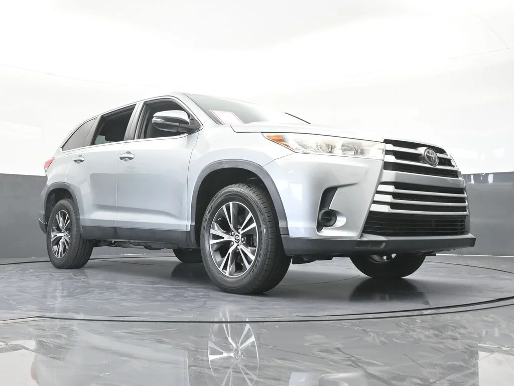 Used 2019 Celestial Silver Metallic Toyota LE image 59