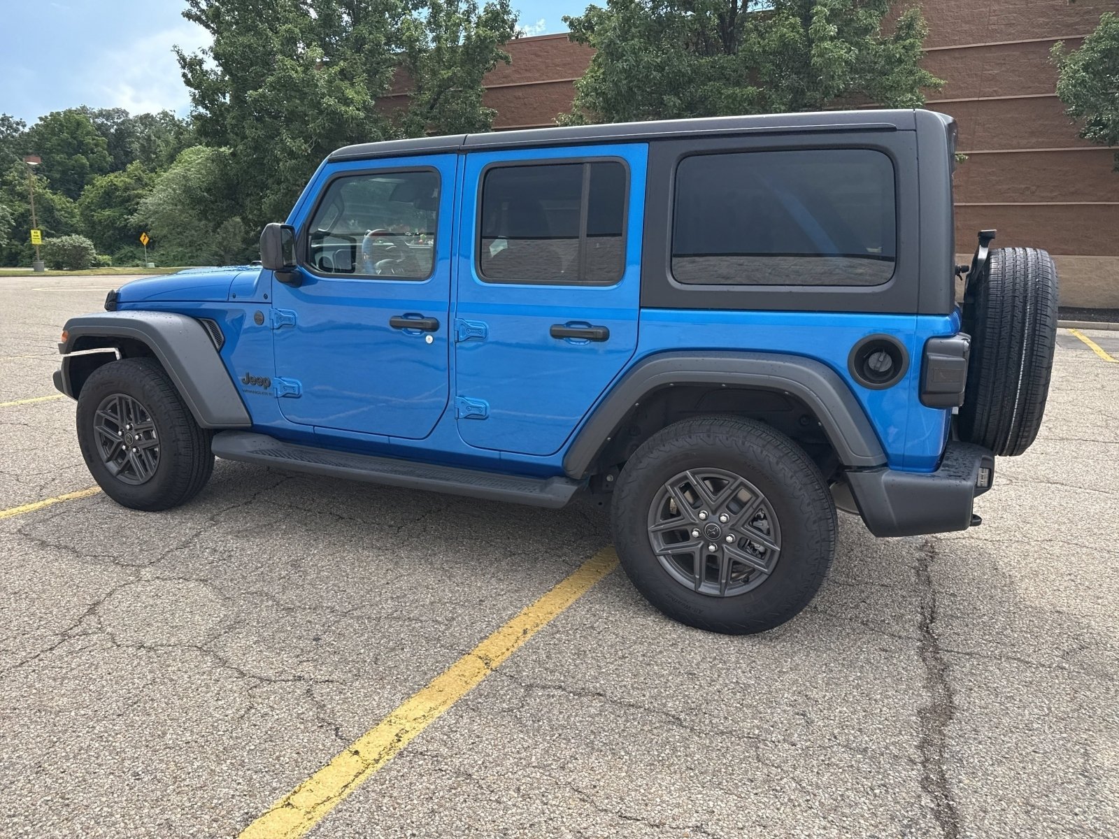 Used 2024 Hydro Blue Pearlcoat Jeep Sport S image 27