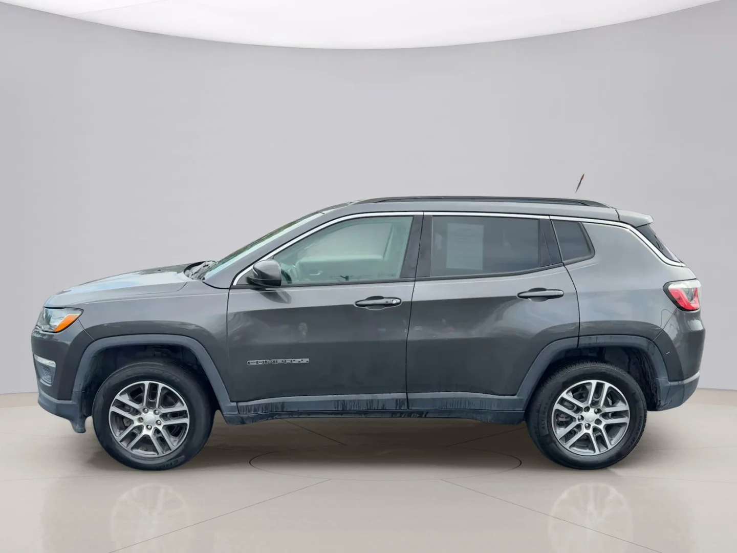 Used 2018 Gray Jeep LATITUDE image 2