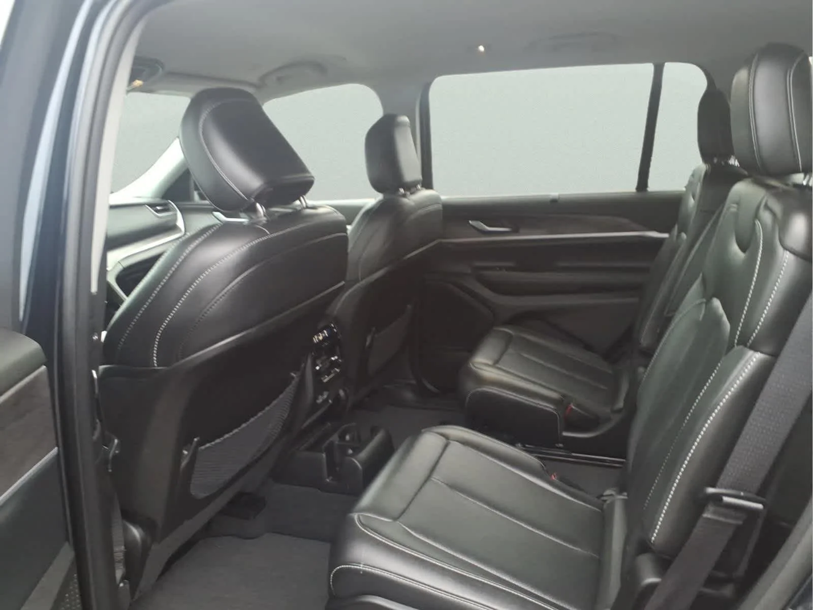 Used 2023 Midnight Sky Jeep Limited image 12