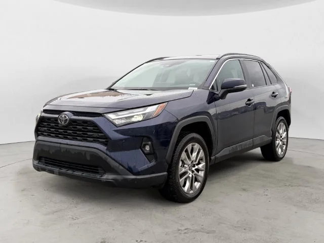 Used 2025  Toyota XLE Premium image 1