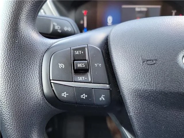 Used 2025 Oxford White Ford Active Front-Wheel Drive image 20