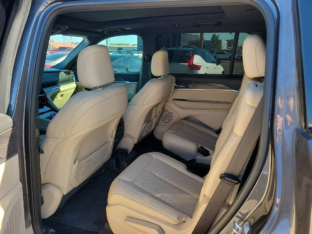 Used 2025  Jeep Limited image 17