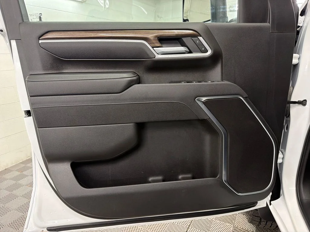 Used 2025 White Chevrolet LT image 16