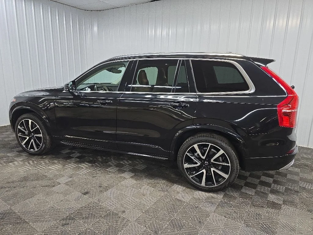 Used 2021 Black Volvo T6 Momentum image 4