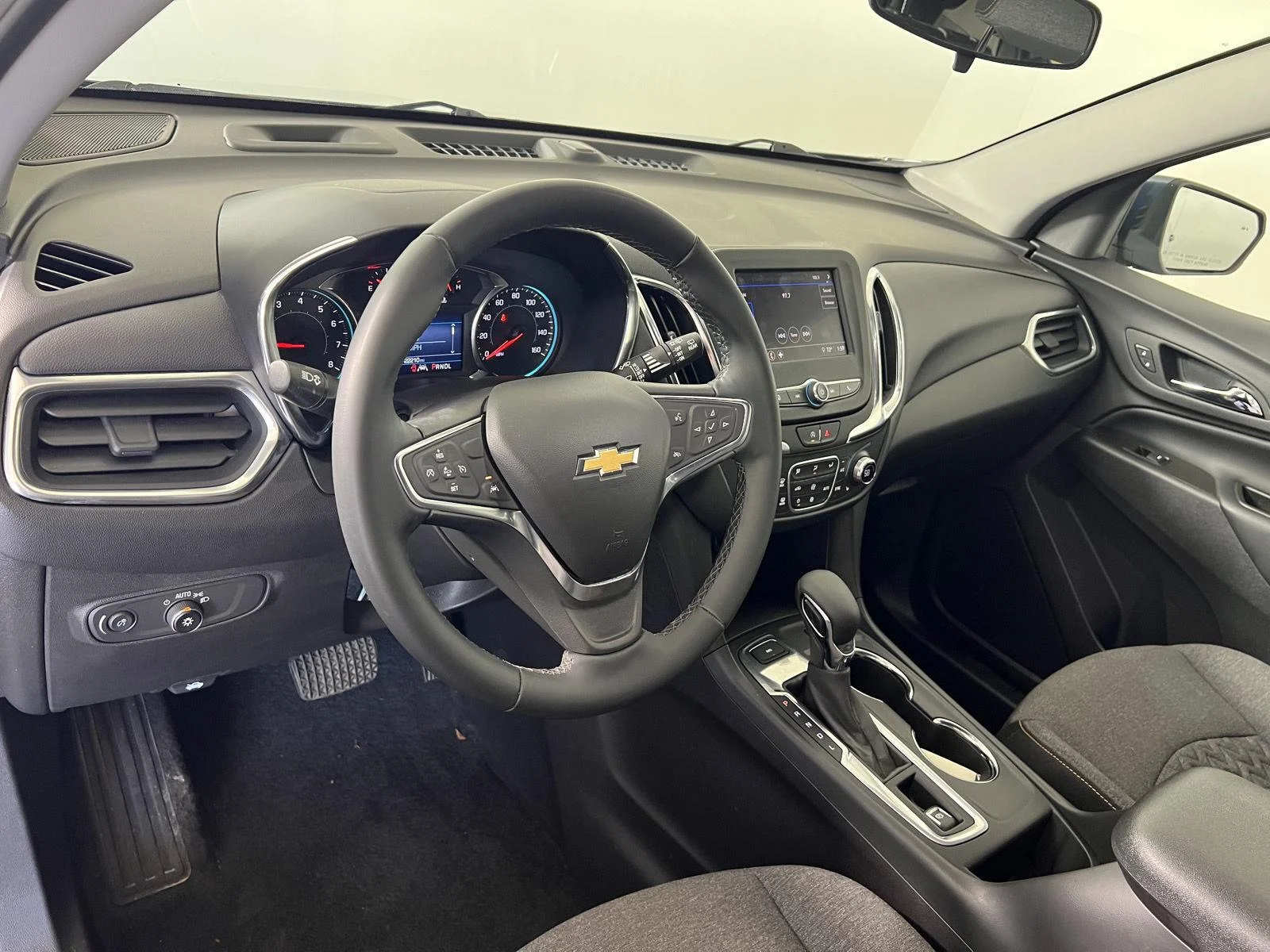 Used 2024 Lakeshore Blue Metallic Chevrolet LT image 4