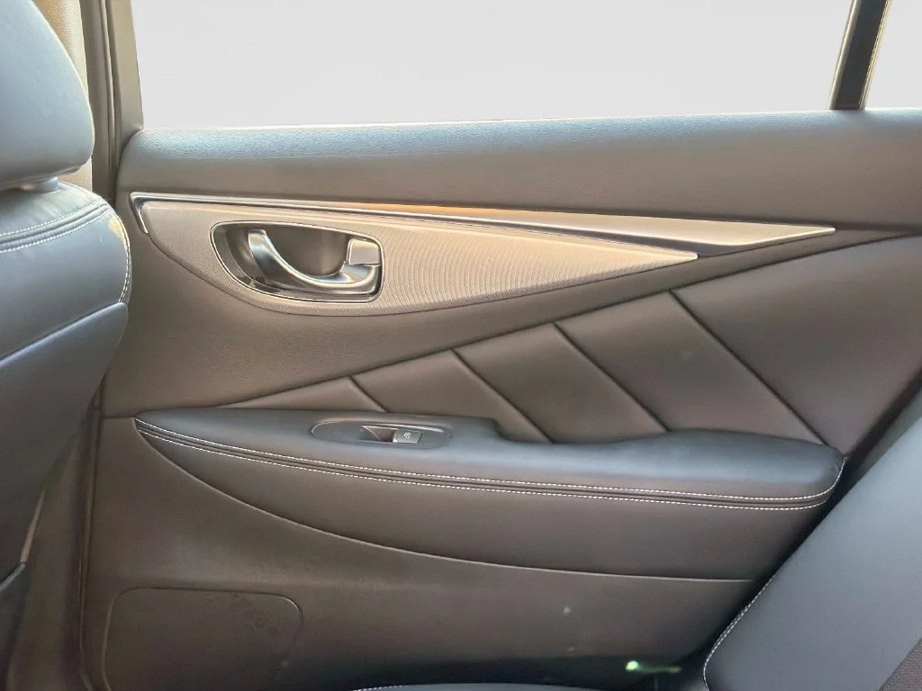 Used 2023 White INFINITI LUXE image 16