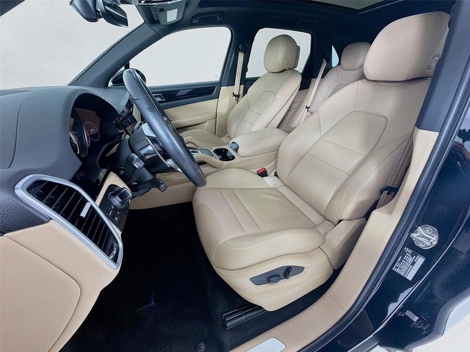 Used 2023  Porsche  image 5